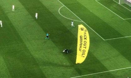Euro 2020: Ακτιβιστής της Greenpeace προσγειώθηκε με αλεξίπτωτο στο Γαλλία-Γερμανία (ΒΙΝΤΕΟ)