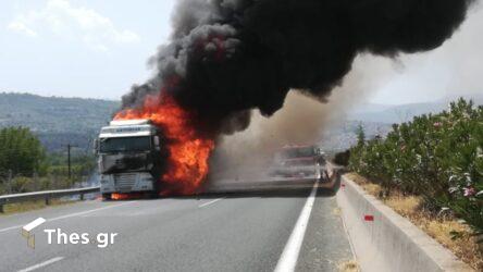 Νταλίκα πήρε φωτιά στην Εγνατία Οδό έξω από τη Θεσσαλονίκη