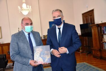 Καλαφάτης: Συνάντηση με τους Γενικούς Πρόξενους Γεωργίας και Πολωνίας
