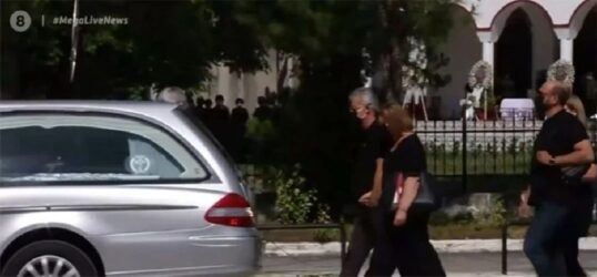 Τσιτσιπάς: Συγκίνηση στο τελευταίο «αντίο» στην αγαπημένη του γιαγιά (ΒΙΝΤΕΟ)