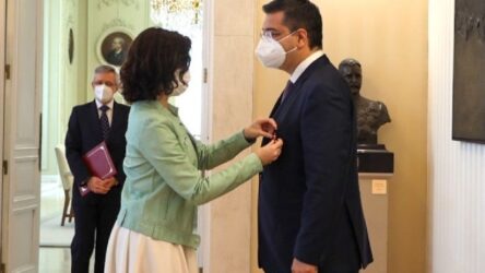 Απόστολος Τζιτζικώστας: Βραβεύτηκε με το διεθνές μετάλλιο της Μαδρίτης