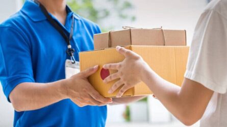 ΑΑΔΕ: Τι αλλάζει στον ΦΠΑ εισαγωγών μικροδεμάτων μέσω διαδικτύου