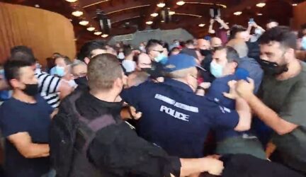 Κοζάνη: Ξύλο μεταξύ διαδηλωτών και Αστυνομίας στο συνέδριο του Εργατικού Κέντρου (ΒΙΝΤΕΟ)