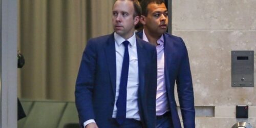Μεγάλη Βρετανία: Παραιτήθηκε ο υπουργός Υγείας μετά τον σάλο για το φιλί