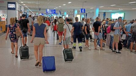 Κορονοϊός: Μη υποχρεωτική η καραντίνα στους ασυμπτωματικούς ή με ελαφριά συμπτώματα τουρίστες