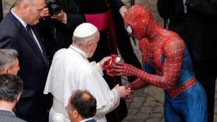 Τον… Spider Man συνάντησε ο Πάπας Φραγκίσκος