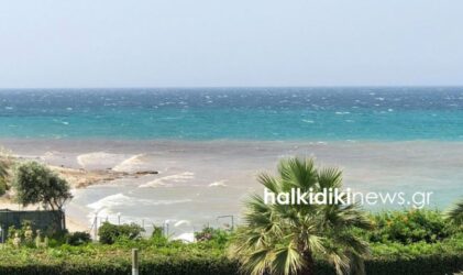 Χαλκιδική: Εσπασε ταμιευτήρας του βιολογικού στο Πολύχρονο – Αλλαξε χρώμα η θάλασσα