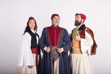 Ο Λάκης Λαζόπουλος με την κωμωδία “Περιμένοντας τον Καραϊσκάκη” στην Θεσσαλονίκη