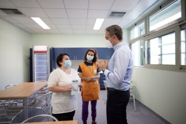 Μητσοτάκης: “Την τελευταία εβδομάδα υπάρχει μεγαλύτερη προθυμία για τα εμβόλια”