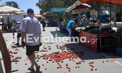 Χαμός σε λαϊκή αγορά: Του “έκοψαν” 3000 ευρώ πρόστιμα και πέταξε τον πάγκο με τις ντομάτες (ΒΙΝΤΕΟ)