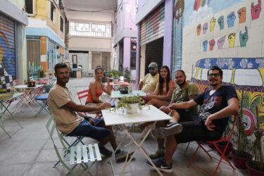 Θεσσαλονίκη: Κωφοί σερβιτόροι εργάζονται σε καφέ που προωθεί την νοηματική διάλεκτο