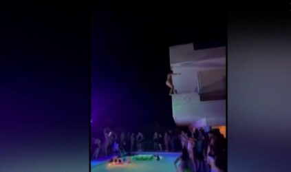 Ξέφρενο πάρτι σε πισίνα με DJ, πυροτεχνήματα και βρισιές κατά Χαρδαλιά (ΒΙΝΤΕΟ)