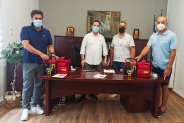 Δήμος Νάουσας: Ο Αστέριος Δάιος δώρισε δύο απινιδωτές στον δήμο