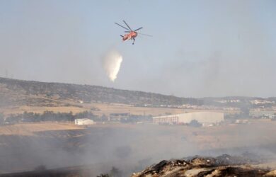 Φωτιά στο Ωραιόκαστρο: Και εναέριο μέσo στη μάχη – Ενισχύθηκαν οι πυροσβεστικές δυνάμεις (ΦΩΤΟ)