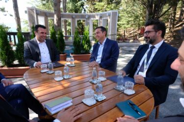 Με τον Ζόραν Ζάεφ συναντήθηκε ο Αλέξης Τσίπρας – “Να εφαρμοστεί πιστά η Συμφωνία των Πρεσπών”