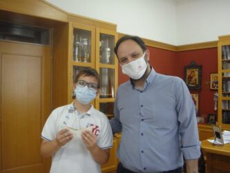 Δήμος Καλαμαριάς: Ο Δαρδαμανέλης συναντήθηκε με τον 12χρονο νικητή του διαγωνισμού “Never Such Innocence”