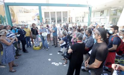 Θεσσαλονίκη: Διχασμένοι οι υγειονομικοί για τα εμβόλια – Ενταση έξω από το ΑΧΕΠΑ (ΦΩΤΟ)