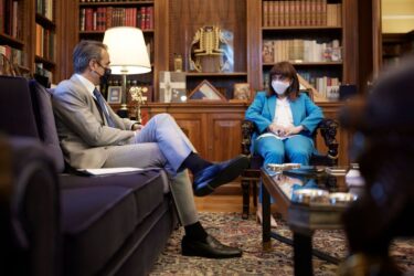 Συνάντηση Σακελλαροπούλου-Μητσοτάκη και η συζήτηση για τους εμβολιασμούς