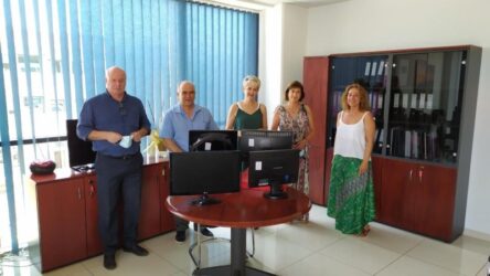 ΟΣΕΘ: Δώρισε υπολογιστές σε τρία σχολεία της Θεσσαλονίκης