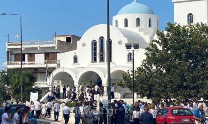 Σπαραγμός στην κηδεία της 26χρονης Γαρυφαλλιάς που δολοφονήθηκε στην Φολέγανδρο