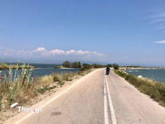 Κορωνησία Αρτας: Μία μοναδική διαδρομή με μηχανή σε μία στενή λωρίδα γης (ΒΙΝΤΕΟ)