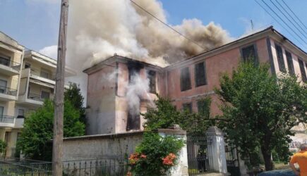 Θεσσαλονίκη: Κάηκε ολοσχερώς διατηρητέο κτίριο στον Λαγκαδά (ΦΩΤΟ)