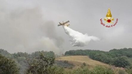 Καίγεται για τρίτη μέρα η Σαρδηνία – Εφτασαν τα δυο Καναντέρ από την Ελλάδα