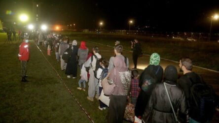 Εφτασαν στα Τίρανα οι πρώτοι 121 Αφγανοί πρόσφυγες