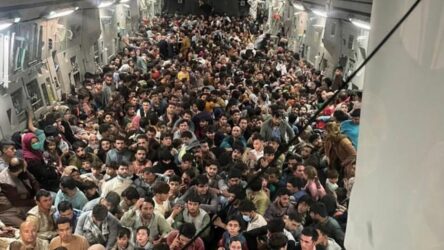 Αφγανιστάν – Απίστευτη εικόνα: 600 πρόσφυγες μέσα σε αμερικανικό μεταγωγικό