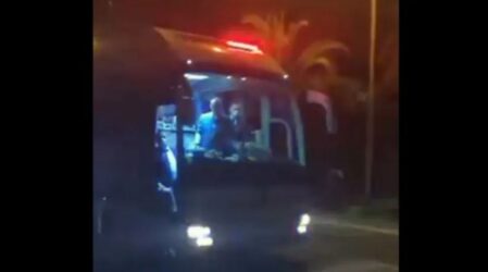 Τουρκία: Ο Ερντογάν πέταξε… τσάι στους πυρόπληκτους από λεωφορείο (ΒΙΝΤΕΟ)