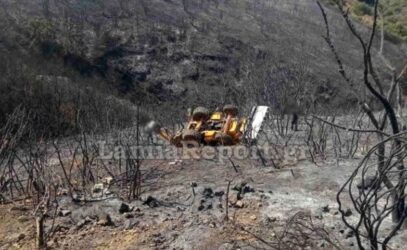 Γκρέιντερ έπεσε σε γκρεμό στη Φωκίδα – Εγκλωβισμένος ο οδηγός