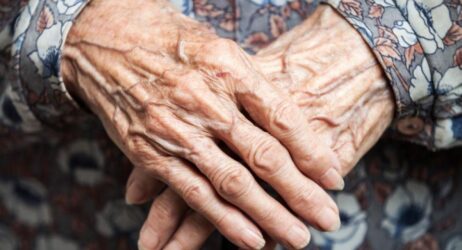 Χαλκιδική: «Αρπαξε» 77000 ευρώ από ηλικιωμένη με το πρόσχημα υποτιθέμενης απολύμανσης