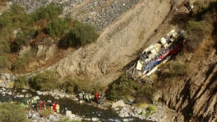 Περού: 32 νεκροί από πτώση λεωφορείου σε χαράδρα