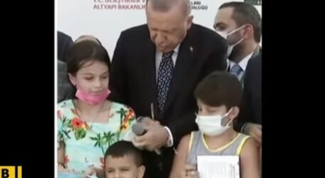 Ο Ερντογάν χτύπησε στο κεφάλι παιδάκι που έκοψε την κορδέλα (ΒΙΝΤΕΟ)