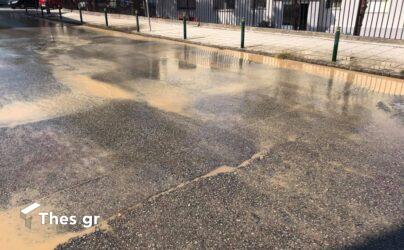 Θεσσαλονίκη: Εσπασε αγωγός νερού στη Νεάπολη – Ποτάμια το νερό στους δρόμους (ΒΙΝΤΕΟ & ΦΩΤΟ)