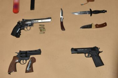 Θεσσαλονίκη: Οπλοστάσιο σε σπίτια συλληφθέντων για τα επεισόδια στην Σταυρούπολη (ΦΩΤΟ)