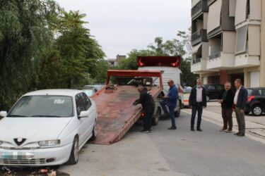 Απομακρύνουν εγκαταλελειμμένα οχήματα από δρόμους του Δήμου Κορδελιού Ευόσμου