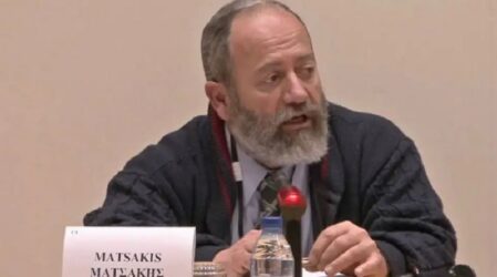 Κύπρος: Ιατροδικαστής «σημαία» των αντιεμβολιαστών έγινε στόχος τους – Αποφάσισε να εμβολιαστεί