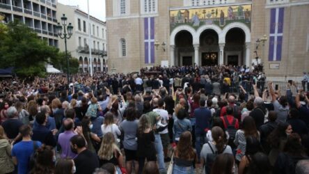 «Αθάνατος» φώναζε το πλήθος αποχαιρετώντας τον Μίκη Θεοδωράκη
