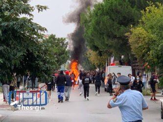 Φωτιές έξω από το ΕΠΑΛ Ευόσμου – Τελούσε υπό κατάληψη (ΒΙΝΤΕΟ & ΦΩΤΟ)