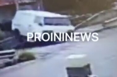 Καβάλα: Το λευκό φορτηγό που βγήκε από τον δρόμο και προσγειώθηκε σε στέγη σπιτιού (ΒΙΝΤΕΟ)