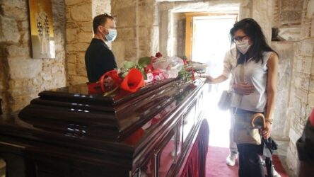 Μίκης Θεοδωράκης: Παράταση του λαϊκού προσκυνήματος κατά μία ώρα
