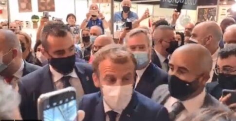 Γαλλία: Πέταξαν αυγό στον Μακρόν (ΒΙΝΤΕΟ)