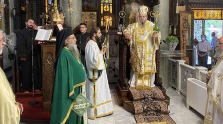 Απίθανη ανακοίνωση της Μητρόπολης Λάρισας για αντιεμβολιαστές: “Τους κεράσαμε σοκολατάκια για να μην φύγουν πικραμένοι”