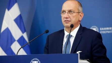 Οικονόμου: “Η κυβέρνηση δεν σκέφτεται καμία παρέμβαση στο ωράριο λειτουργίας των καταστημάτων”