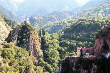 «Σφηνωμένη» στα βράχια, με θέα που… κόβει την ανάσα η Παναγία η Προυσιώτισσα
