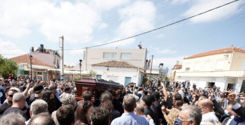 Στην “αγκαλιά” της κρητικής γης ο μεγάλος Μίκης Θεοδωράκης – Με τον ήχο του “Ζορμπά” ο ύστατος αποχαιρετισμός