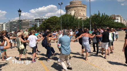 Θεσσαλονίκη: Χόρεψαν συρτάκι στον Λευκό Πύργο στη μνήμη του Μίκη Θεοδωράκη (ΒΙΝΤΕΟ & ΦΩΤΟ)