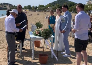 Ζευγάρι Γερμανών παντρεύτηκε δίπλα στη θάλασσα στην Καβάλα (ΦΩΤΟ)