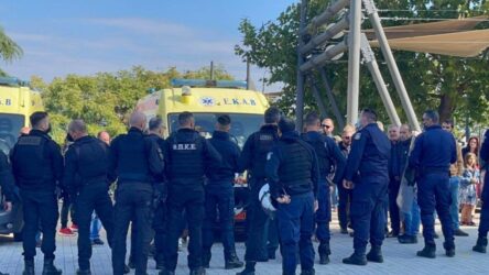 Λάρισα: Ενταση έξω από το Μητροπολιτικό Ναό που γίνονται εμβόλια (ΒΙΝΤΕΟ & ΦΩΤΟ)